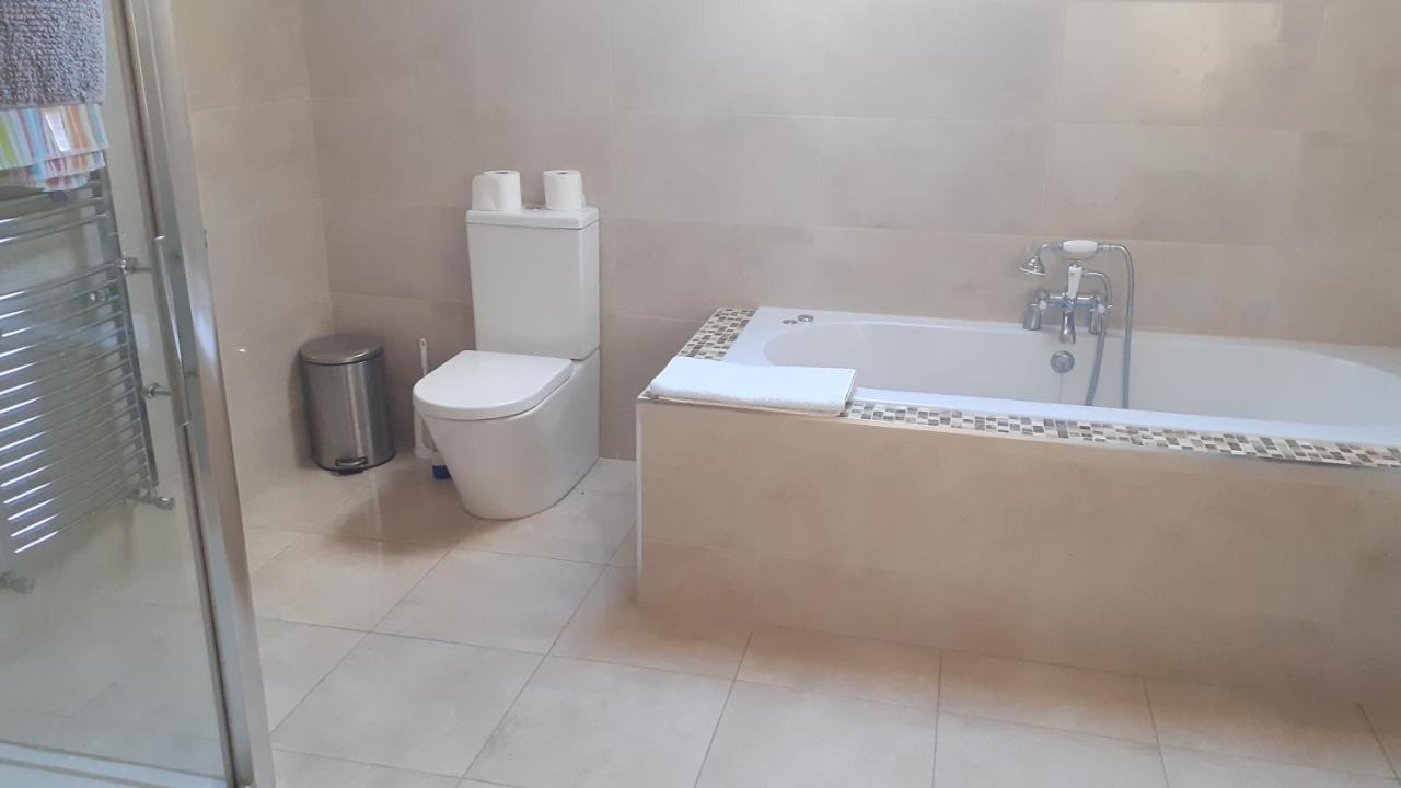Single Or Twin Room In Lovely Country Residence Nobber ภายนอก รูปภาพ